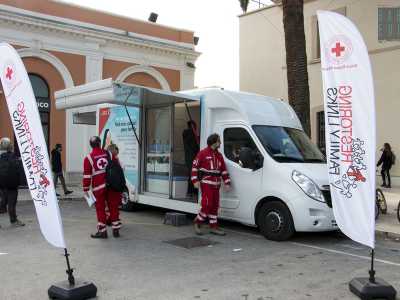 Si tratta di un camper bianco che sta girando l�Europa permettendo a chi non ne ha la possibilit� di telefonare gratuitamente ai propri cari, spesso residenti in altri Stati